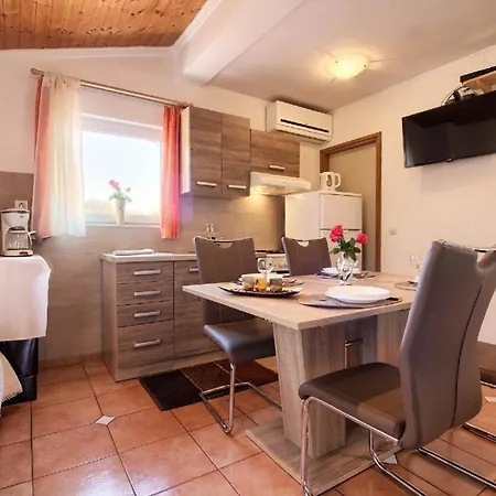 Mit Privatpool Fuer 5 Personen Ca 80 Qm In Loborika, Istrien Suedkueste Von Istrien *